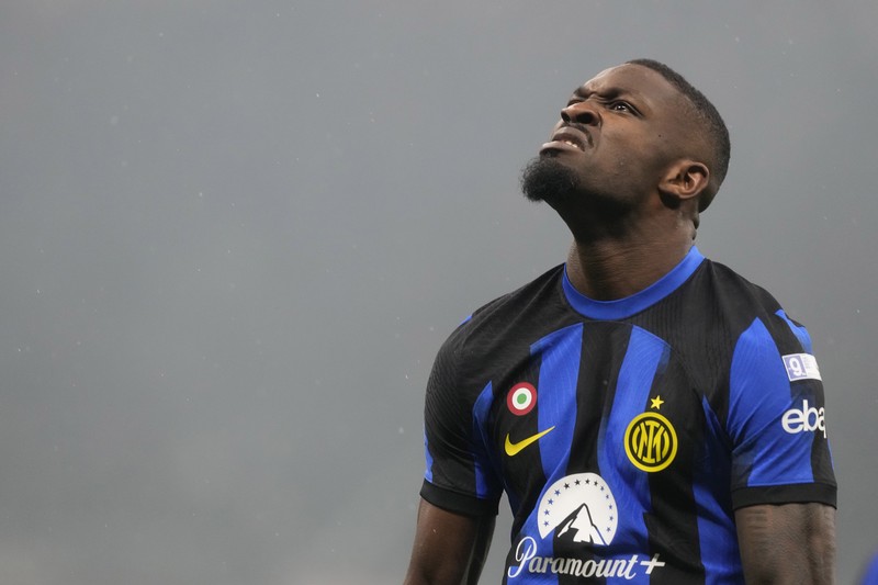 Para pemain Inter Milan melakukan selebrasi usai laga sepak bola Serie A antara AC Milan dan Inter Milan di stadion San Siro di Milan, Italia, Senin, 22 April 2024. (AP Photo/Luca Bruno)