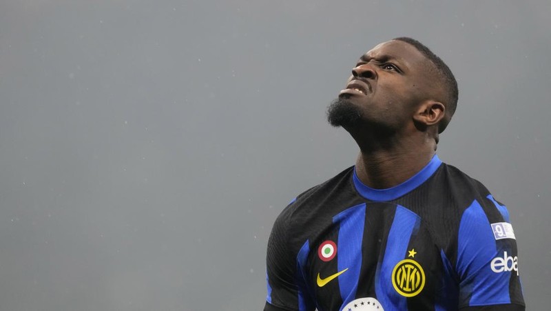 Para pemain Inter Milan melakukan selebrasi usai laga sepak bola Serie A antara AC Milan dan Inter Milan di stadion San Siro di Milan, Italia, Senin, 22 April 2024. (AP Photo/Luca Bruno)