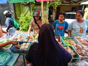 Manisnya Omzet Pedagang di Kampung Kue Surabaya Lebihi UMK