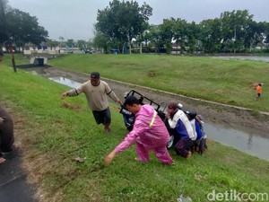 Apesnya Suparna Nyemplung Selokan gegara Belum Fasih Nyetir Motor Roda 3