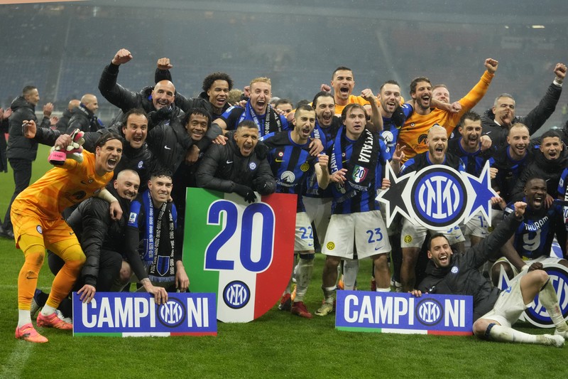 Para pemain Inter Milan melakukan selebrasi usai laga sepak bola Serie A antara AC Milan dan Inter Milan di stadion San Siro di Milan, Italia, Senin, 22 April 2024. Para pemain Inter Milan melakukan selebrasi usai laga sepak bola Serie A antara AC Milan dan Inter Milan di stadion San Siro di Milan, Italia, Senin, 22 April 2024. (AP Photo/Luca Bruno)