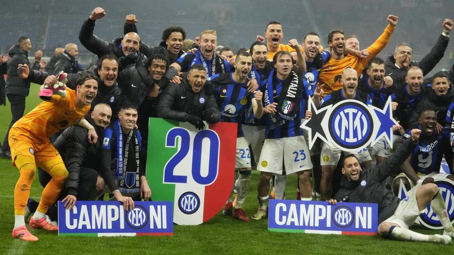 Para pemain Inter Milan melakukan selebrasi usai laga sepak bola Serie A antara AC Milan dan Inter Milan di stadion San Siro di Milan, Italia, Senin, 22 April 2024. (AP Photo/Luca Bruno)
