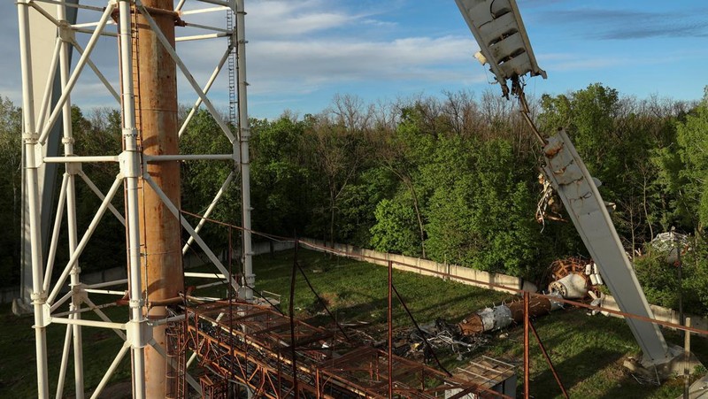 Petugas polisi berdiri di samping bagian menara televisi yang sebagian hancur akibat serangan rudal Rusia, di tengah serangan Rusia ke Ukraina, di Kharkiv, Ukraina 22 April 2024. (REUTERS/Sofiia Gatilova)