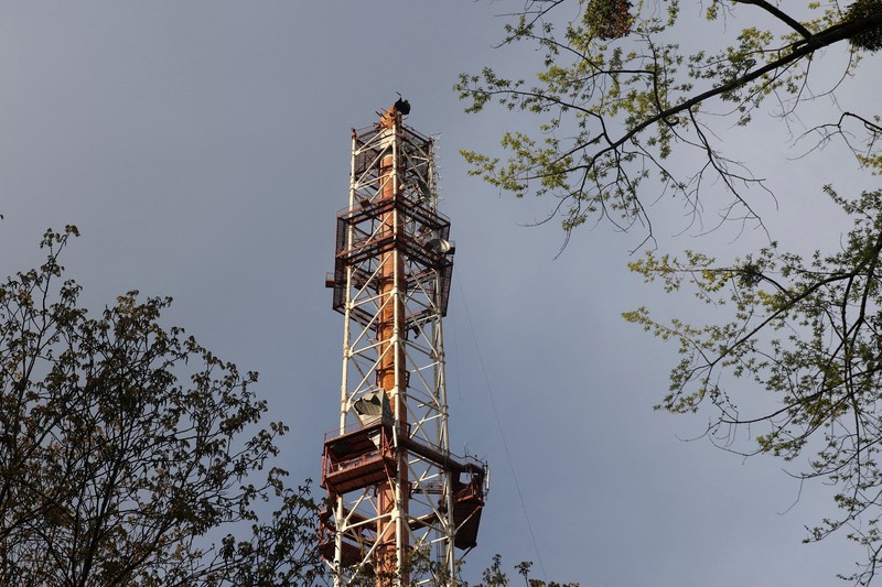 Petugas polisi berdiri di samping bagian menara televisi yang sebagian hancur akibat serangan rudal Rusia, di tengah serangan Rusia ke Ukraina, di Kharkiv, Ukraina 22 April 2024. Petugas polisi berdiri di samping bagian menara televisi yang sebagian hancur akibat serangan rudal Rusia, di tengah serangan Rusia ke Ukraina, di Kharkiv, Ukraina 22 April 2024. (REUTERS/Sofiia Gatilova)