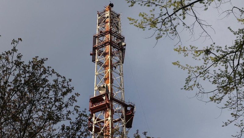 Petugas polisi berdiri di samping bagian menara televisi yang sebagian hancur akibat serangan rudal Rusia, di tengah serangan Rusia ke Ukraina, di Kharkiv, Ukraina 22 April 2024. (REUTERS/Sofiia Gatilova)