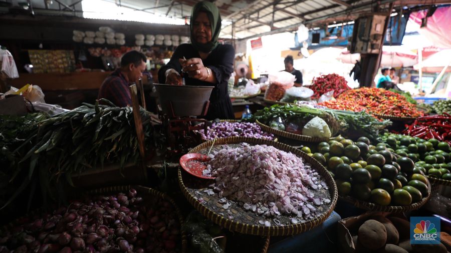 Pembeli menawar bawang merah ke penjual di salah satu Pasar Tradisional di kawasan Jakarta, Selasa (23/4/2024).