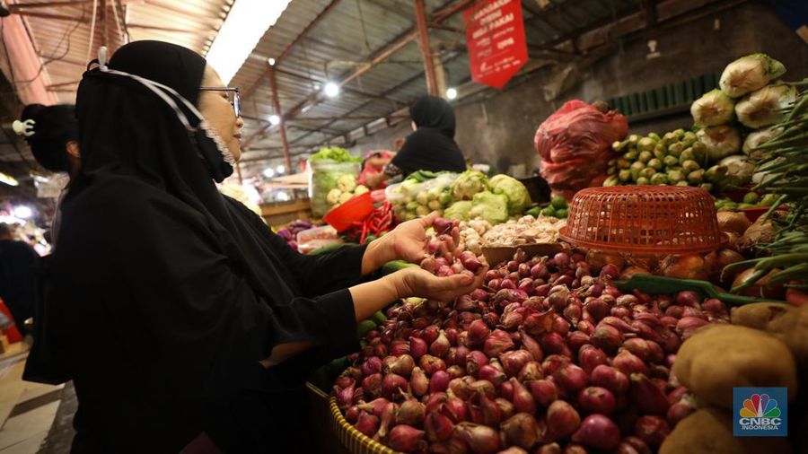 Pembeli menawar bawang merah ke penjual di salah satu Pasar Tradisional di kawasan Jakarta, Selasa (23/4/2024). (CNBC Indonesia/Tri Susilo)