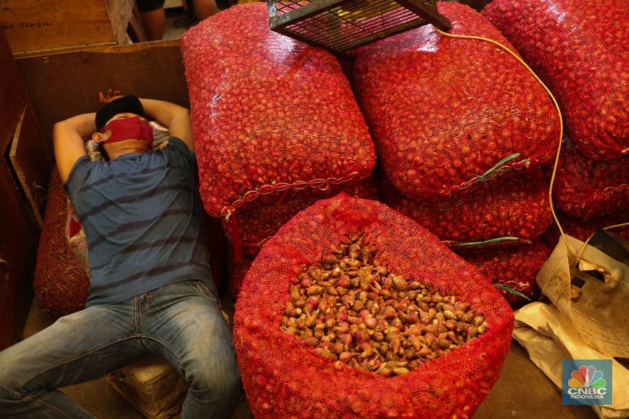Pembeli menawar bawang merah ke penjual di salah satu Pasar Tradisional di kawasan Jakarta, Selasa (23/4/2024).