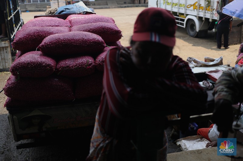 Pembeli menawar bawang merah ke penjual di salah satu Pasar Tradisional di kawasan Jakarta, Selasa (23/4/2024). Pembeli menawar bawang merah ke penjual di salah satu Pasar Tradisional di kawasan Jakarta, Selasa (23/4/2024). (CNBC Indonesia/Tri Susilo)