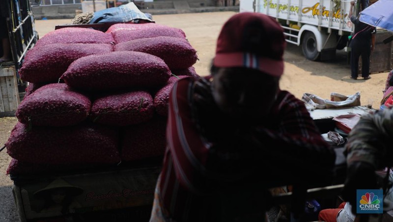 Pembeli menawar bawang merah ke penjual di salah satu Pasar Tradisional di kawasan Jakarta, Selasa (23/4/2024). (CNBC Indonesia/Tri Susilo)