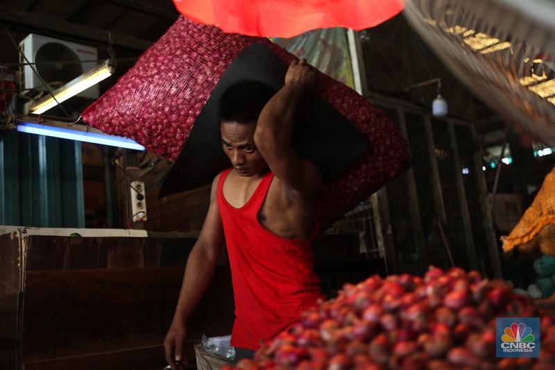 Pembeli menawar bawang merah ke penjual di salah satu Pasar Tradisional di kawasan Jakarta, Selasa (23/4/2024). Pembeli menawar bawang merah ke penjual di salah satu Pasar Tradisional di kawasan Jakarta, Selasa (23/4/2024). (CNBC Indonesia/Tri Susilo)