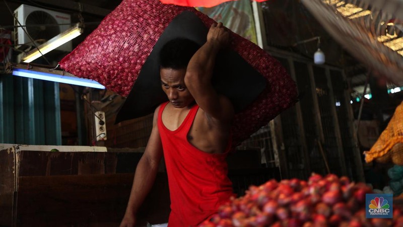 Pembeli menawar bawang merah ke penjual di salah satu Pasar Tradisional di kawasan Jakarta, Selasa (23/4/2024). (CNBC Indonesia/Tri Susilo)