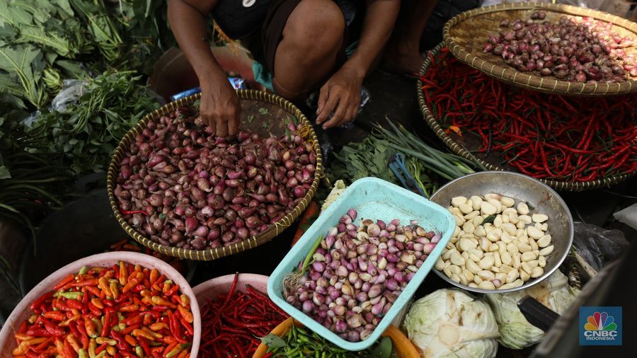 Pembeli menawar bawang merah ke penjual di salah satu Pasar Tradisional di kawasan Jakarta, Selasa (23/4/2024).
