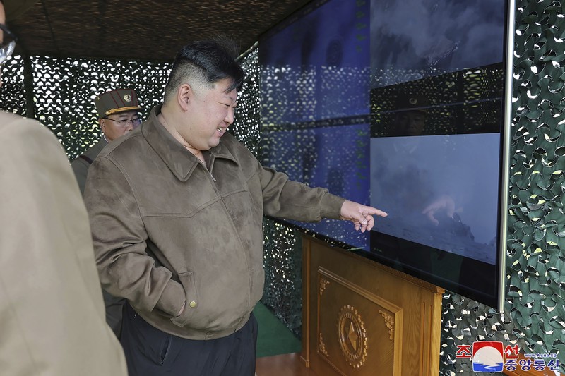 Korea Utara ini menunjukkan apa yang disebutnya latihan roket yang mensimulasikan serangan balik nuklir terhadap musuh, di tempat yang dirahasiakan di Korea Utara pada Senin, 22 April 2024. Korea Utara ini menunjukkan apa yang disebutnya latihan roket yang mensimulasikan serangan balik nuklir terhadap musuh, di tempat yang dirahasiakan di Korea Utara pada Senin, 22 April 2024. Jurnalis independen tidak diberi akses untuk meliput peristiwa yang digambarkan dalam foto ini. gambar yang didistribusikan oleh pemerintah Korea Utara. Isi gambar ini adalah seperti yang disediakan dan tidak dapat diverifikasi secara independen. Tanda air berbahasa Korea pada gambar yang disediakan oleh sumber berbunyi: