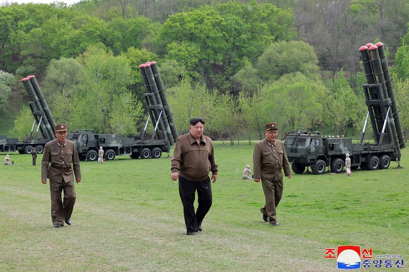 Korea Utara ini menunjukkan apa yang disebutnya latihan roket yang mensimulasikan serangan balik nuklir terhadap musuh, di tempat yang dirahasiakan di Korea Utara pada Senin, 22 April 2024. Korea Utara ini menunjukkan apa yang disebutnya latihan roket yang mensimulasikan serangan balik nuklir terhadap musuh, di tempat yang dirahasiakan di Korea Utara pada Senin, 22 April 2024. Jurnalis independen tidak diberi akses untuk meliput peristiwa yang digambarkan dalam foto ini. gambar yang didistribusikan oleh pemerintah Korea Utara. Isi gambar ini adalah seperti yang disediakan dan tidak dapat diverifikasi secara independen. Tanda air berbahasa Korea pada gambar yang disediakan oleh sumber berbunyi: