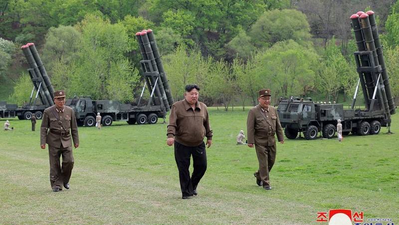Korea Utara ini menunjukkan apa yang disebutnya latihan roket yang mensimulasikan serangan balik nuklir terhadap musuh, di tempat yang dirahasiakan di Korea Utara pada Senin, 22 April 2024. Jurnalis independen tidak diberi akses untuk meliput peristiwa yang digambarkan dalam foto ini. gambar yang didistribusikan oleh pemerintah Korea Utara. Isi gambar ini adalah seperti yang disediakan dan tidak dapat diverifikasi secara independen. Tanda air berbahasa Korea pada gambar yang disediakan oleh sumber berbunyi: 