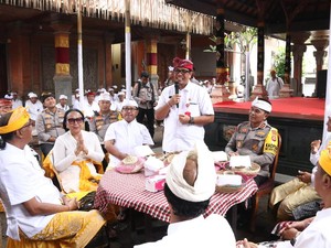 Bupati Tabanan Hadiri Ngupasaksi Dewa Yadnya Lan Rsi Yadnya di Desa Sesandan