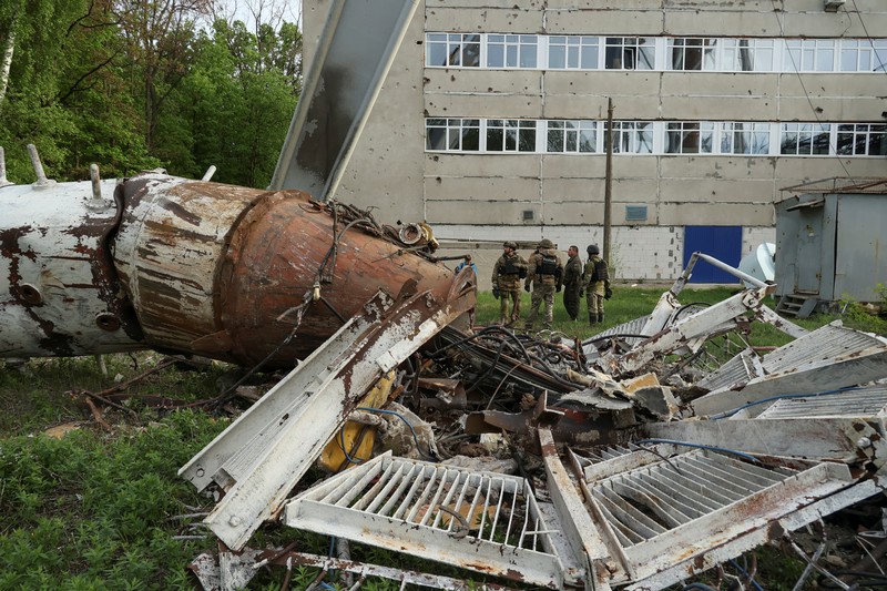 Petugas polisi berdiri di samping bagian menara televisi yang sebagian hancur akibat serangan rudal Rusia, di tengah serangan Rusia ke Ukraina, di Kharkiv, Ukraina 22 April 2024. Petugas polisi berdiri di samping bagian menara televisi yang sebagian hancur akibat serangan rudal Rusia, di tengah serangan Rusia ke Ukraina, di Kharkiv, Ukraina 22 April 2024. (REUTERS/Sofiia Gatilova)