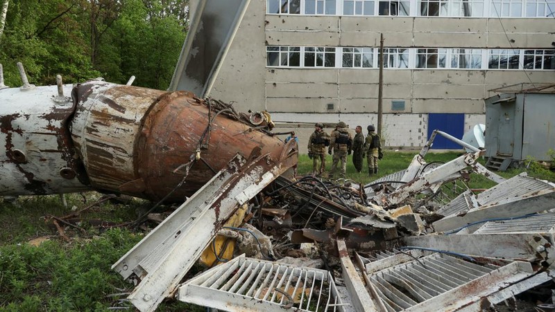 Petugas polisi berdiri di samping bagian menara televisi yang sebagian hancur akibat serangan rudal Rusia, di tengah serangan Rusia ke Ukraina, di Kharkiv, Ukraina 22 April 2024. (REUTERS/Sofiia Gatilova)