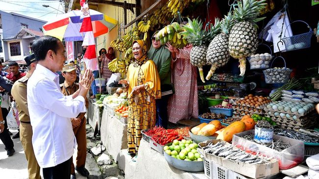Jokowi visits Tumpah market in West Sulawesi: chili price IDR 40,000/kg