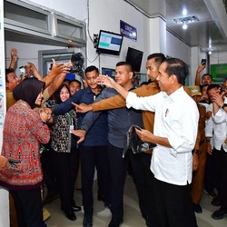 Jokowi Janji Perbaiki RS & Sekolahkan Dokter di Sulbar