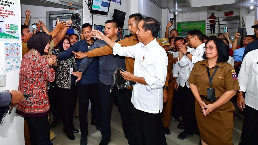 Presiden Joko Widodo (Jokowi) mengunjungi Rumah Sakit Umum Daerah (RSUD) Kondosapata di Kabupaten Mamasa, Sulawesi Barat. (CNBC Indonesia/Emir)