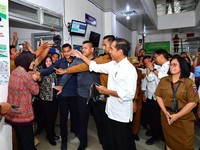 Jokowi Janji Perbaiki RS & Sekolahkan Dokter di Sulbar