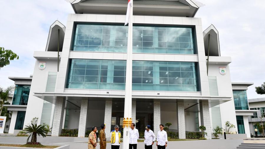Presiden Joko Widodo meninjau Kantror Gubernur Sulawesi Barat. (Dok. PUPR)