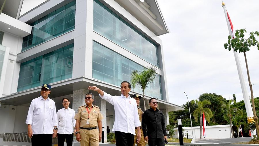 Presiden Joko Widodo meninjau Kantror Gubernur Sulawesi Barat. (Dok. PUPR)