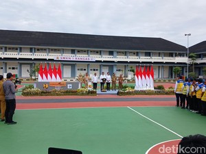 Jokowi Akan Kirim Mobil Listrik untuk Siswa SMK di Mamuju Belajar Praktik