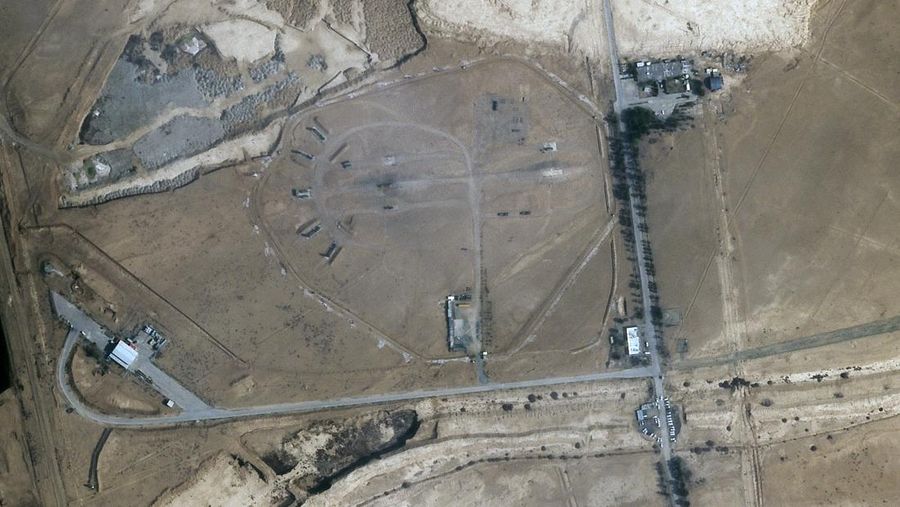 Sebuah situs pertahanan rudal dekat bandara internasional dan pangkalan udara terlihat di Isfahan, Iran, Senin, 22 April 2024. Foto satelit yang diambil Senin menunjukkan serangan balasan Israel yang menargetkan kota Isfahan di Iran tengah menghantam sistem radar buatan Rusia baterai pertahanan udara, bertentangan dengan penolakan berulang kali oleh para pejabat di Teheran sejak serangan itu. (Planet Labs PBC via AP)