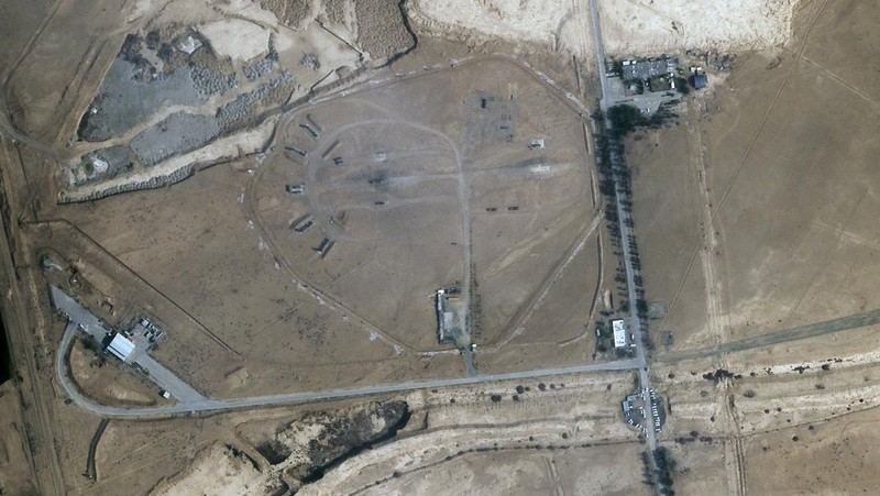 Sebuah situs pertahanan rudal dekat bandara internasional dan pangkalan udara terlihat di Isfahan, Iran, Senin, 22 April 2024. Foto satelit yang diambil Senin menunjukkan serangan balasan Israel yang menargetkan kota Isfahan di Iran tengah menghantam sistem radar buatan Rusia baterai pertahanan udara, bertentangan dengan penolakan berulang kali oleh para pejabat di Teheran sejak serangan itu. (Planet Labs PBC via AP)