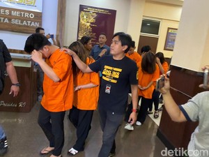 Pesta Narkoba di Hotel, Chandrika Chika cs Nge-vape Ganja Bergantian