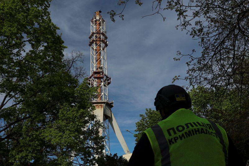 Petugas polisi berdiri di samping bagian menara televisi yang sebagian hancur akibat serangan rudal Rusia, di tengah serangan Rusia ke Ukraina, di Kharkiv, Ukraina 22 April 2024. Petugas polisi berdiri di samping bagian menara televisi yang sebagian hancur akibat serangan rudal Rusia, di tengah serangan Rusia ke Ukraina, di Kharkiv, Ukraina 22 April 2024. (REUTERS/Sofiia Gatilova)
