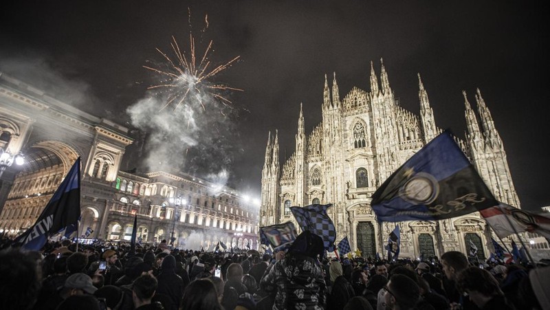 Para pemain Inter Milan melakukan selebrasi usai laga sepak bola Serie A antara AC Milan dan Inter Milan di stadion San Siro di Milan, Italia, Senin, 22 April 2024. (AP Photo/Luca Bruno)