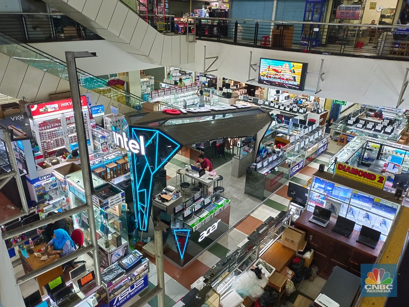 Toko barang-barang elektronik di Harco Mangga Dua, Jakarta Pusat pada Selasa (23/4/2024). (CNBC Indonesia/Martyasari Rizky)