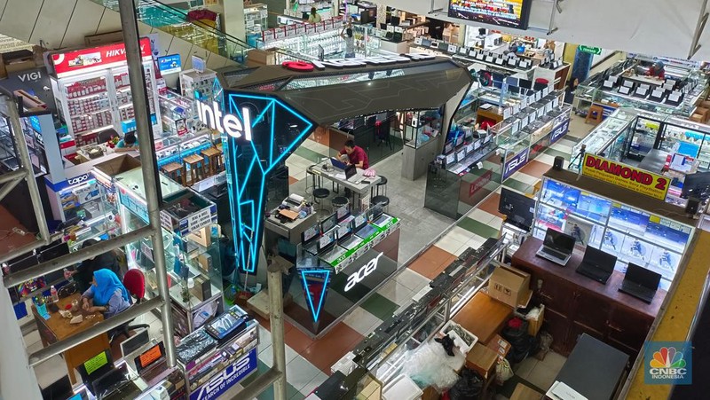 Toko barang-barang elektronik di Harco Mangga Dua, Jakarta Pusat pada Selasa (23/4/2024). (CNBC Indonesia/Martyasari Rizky)