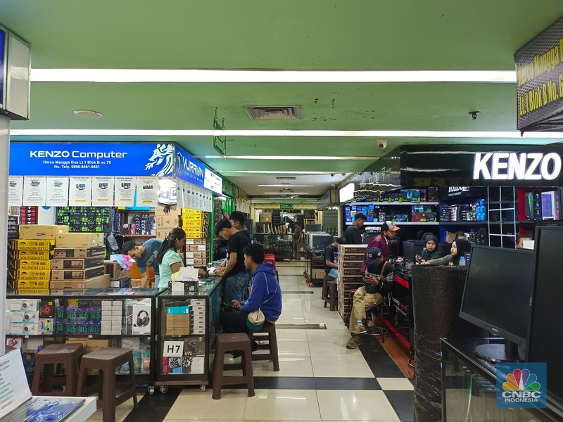 Toko barang-barang elektronik di Harco Mangga Dua, Jakarta Pusat pada Selasa (23/4/2024). (CNBC Indonesia/Martyasari Rizky)