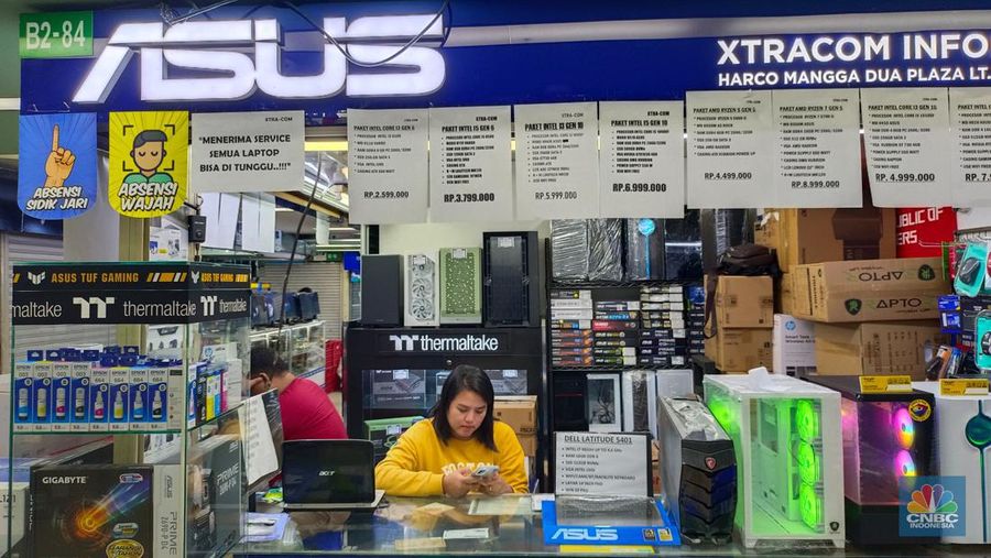 Toko barang-barang elektronik di Harco Mangga Dua, Jakarta Pusat pada Selasa (23/4/2024). (CNBC Indonesia/Martyasari Rizky)