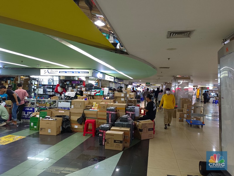 Toko barang-barang elektronik di Harco Mangga Dua, Jakarta Pusat pada Selasa (23/4/2024). (CNBC Indonesia/Martyasari Rizky)