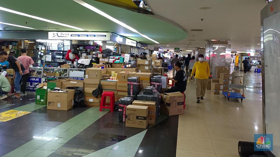 Toko barang-barang elektronik di Harco Mangga Dua, Jakarta Pusat pada Selasa (23/4/2024). (CNBC Indonesia/Martyasari Rizky)