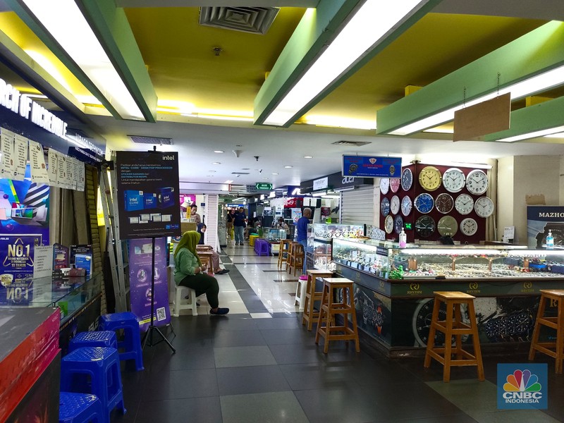 Toko barang-barang elektronik di Harco Mangga Dua, Jakarta Pusat pada Selasa (23/4/2024). (CNBC Indonesia/Martyasari Rizky)