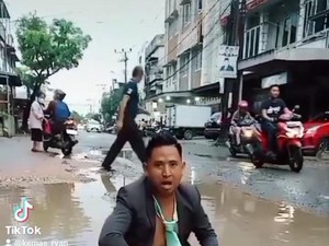Protes Jalan Rusak di Palembang, Pria Berdasi Duduk di Kubangan