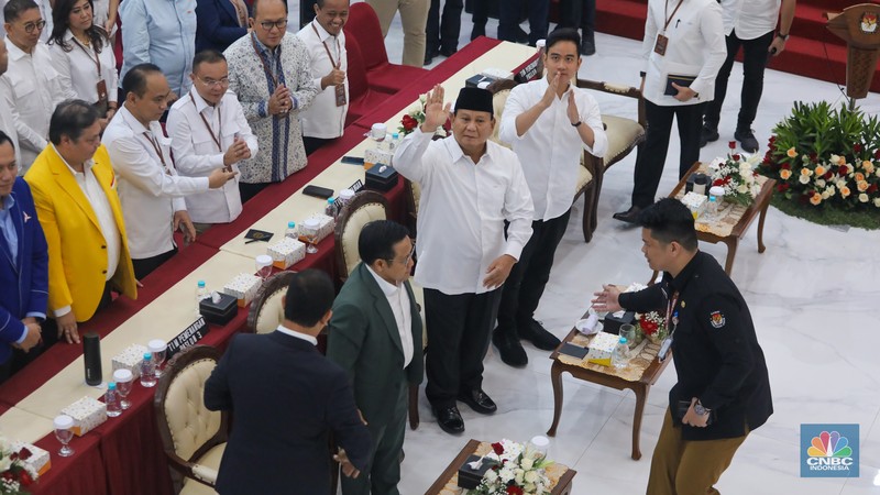 Dua Pasangan Capres-Cawapres, Prabowo-Gibran dan Anies-Muhaimin tiba di KPU. (CNBC Indonesia/Faisal Rahman) Dua Pasangan Capres-Cawapres, Prabowo-Gibran dan Anies-Muhaimin tiba di KPU. (CNBC Indonesia/Faisal Rahman)