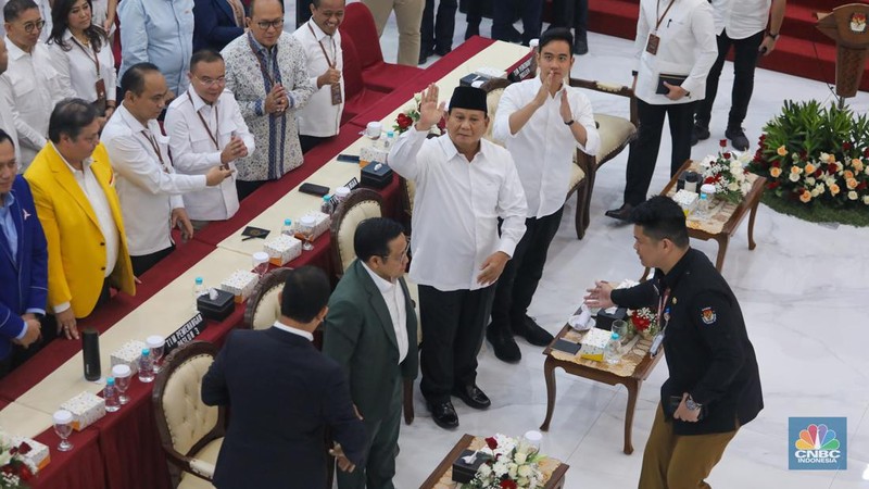 Dua Pasangan Capres-Cawapres, Prabowo-Gibran dan Anies-Muhaimin tiba di KPU. (CNBC Indonesia/Faisal Rahman)