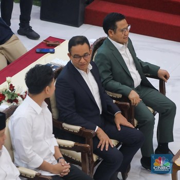 Momen Langka saat Gibran & Anies Saling Sapa-Senyum Manis di KPU