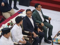 Momen Langka saat Gibran & Anies Saling Sapa-Senyum Manis di KPU