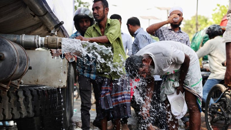 Gelombang panas yang parah melanda Distrik Rajshahi, Pabna, Khulna, Bagerhat, Jessore, Chuadanga, dan Kushtia di Bangladesh. (REUTERS/Mohammad Ponir Hossain)