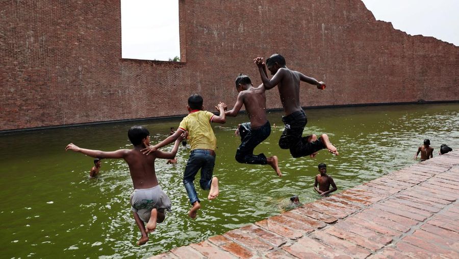 Gelombang panas yang parah melanda Distrik Rajshahi, Pabna, Khulna, Bagerhat, Jessore, Chuadanga, dan Kushtia di Bangladesh. (REUTERS/Mohammad Ponir Hossain)
