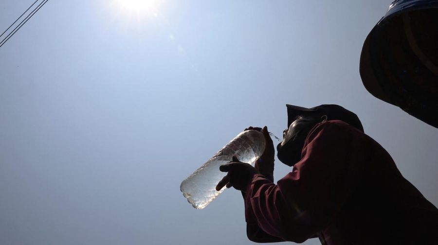 Gelombang panas yang parah melanda Distrik Rajshahi, Pabna, Khulna, Bagerhat, Jessore, Chuadanga, dan Kushtia di Bangladesh. (REUTERS/Mohammad Ponir Hossain)